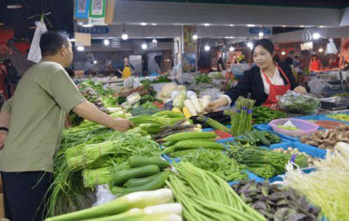 卖菜大妈吵架吃瓜群众,大妈吵架引众围观，吃瓜群众热议不断